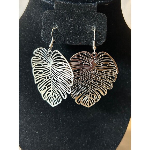 Paparazzi Silver Tone Leaf Earrings - Picture 1 of 3